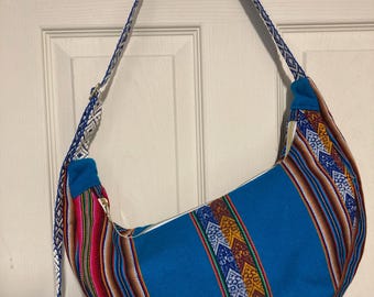 Bolso bandolera con forma de media luna