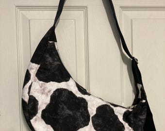 Bolso bandolera con forma de media luna