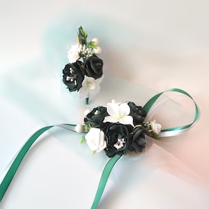 Emerald green flower wrist corsage forest wedding corsage emerald bridesmaid corsage wristlet prom corsage dark green floral bracelet bridal