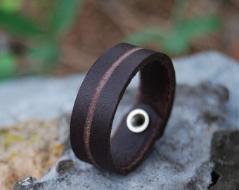Anillo de cuero hecho a mano. Sortija para hombre con linea central. Bisutería de cuero artesano para ella. Regalo para parejas.