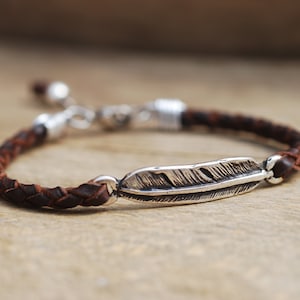 Leren armband met veer. Gevlochten armband met een veer. Cadeau voor vrouwen. Zilveren verenarmband. Armband van leer en zilver voor haar