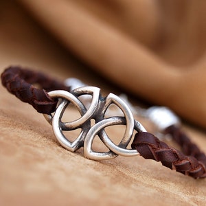 Triquetra symbol bracelet, hand-braided with 1st quality leather. Celtic trinity knot. Adjustable bracelet with viking knot.