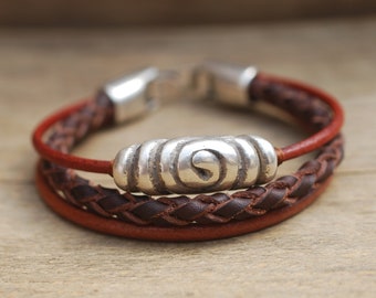 Pulsera multicapa de cuero para mujer con espiral plateada. Pulsera artesanal de cuero rojo y marron. Regalo para madre. Espiral de energia.