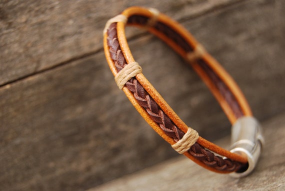 Pulsera de cuero trenzado a mano de color marrón para la muñeca del hombre, con cuero naranja. Regalo de cuero artesano para hombre.