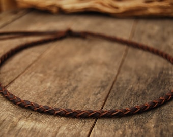 Handgeflochtenes Unisex-Lederchoker aus hochwertigem Leder. Runde Kordel. Mit einem Knoten gebunden. Für Damen, Herren und Kinder. Metallfreier Schmuck.