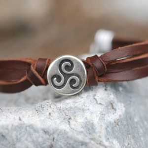 Leren armband // Met zilveren Triskel // Topkwaliteit leer // Verstelbaar // Zamak // Voor mannen, vrouwen en kinderen // Leren sieraden