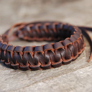 Leren herenarmband, met de hand gevlochten van eersteklas leer. Rustieke survivalvlecht. Duurzame leren armband voor heren.