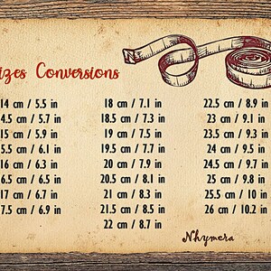 Puede incluir: Un gr&aacute;fico de estilo vintage con una ilustraci&oacute;n dibujada a mano de una cinta m&eacute;trica. El gr&aacute;fico enumera las conversiones de tama&ntilde;o en cent&iacute;metros y pulgadas, que van de 14 cm a 26 cm.