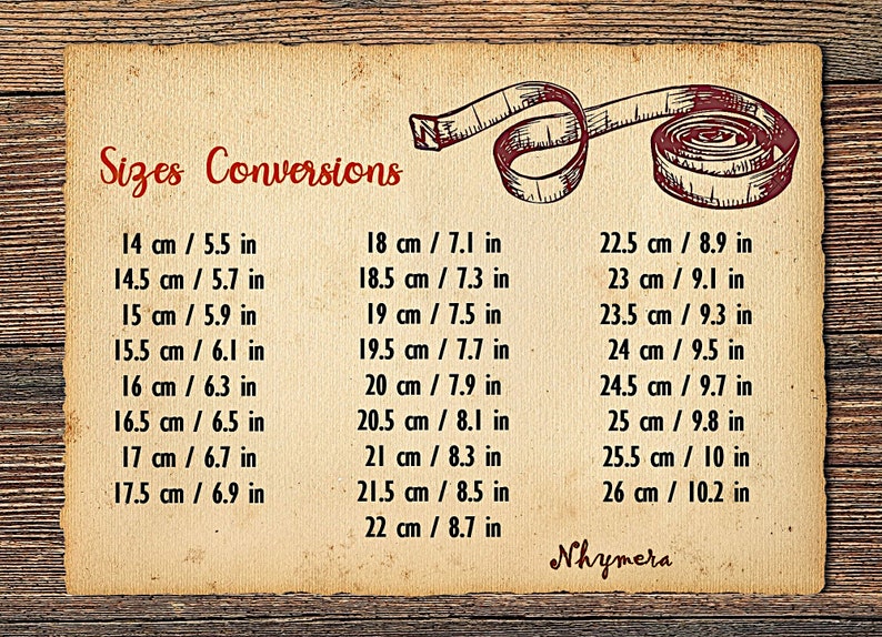 Puede incluir: Un gr&aacute;fico de estilo vintage con una ilustraci&oacute;n dibujada a mano de una cinta m&eacute;trica. El gr&aacute;fico enumera las conversiones de tama&ntilde;o en cent&iacute;metros y pulgadas, que van de 14 cm a 26 cm.