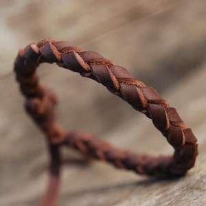 Handgemaakte bruine leren armband voor heren. Handgevlochten leren armband. Verstelbare ronde vlecht met knoop. Leren cadeau voor hem