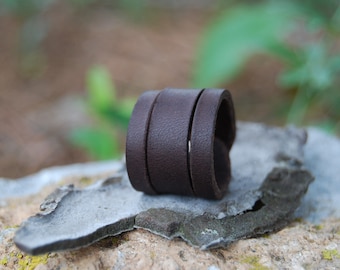 Anillo de cuero unisex de triple cortes hecho a mano con cuero marron oscuro. Sortija de cuero para hombre y mujer. Idea regalo artesano.