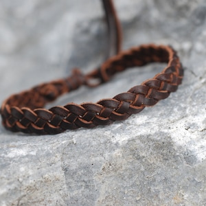 Leren armband, met de hand gevlochten van leer van topkwaliteit. Verstelbaar, met knoop. 4-strooks platte vlecht. Voor mannen, vrouwen en kinderen