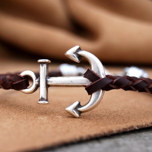 Leren armband met anker, verzilverd. Met de hand gevlochten van leer van topkwaliteit. Voor mannen en vrouwen. Verstelbaar. Voor liefhebbers van de zee.