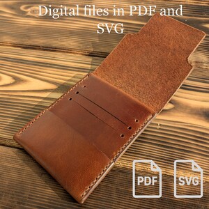 Könnte beinhalten: Offene, braune Ledergeldbörse mit Kartenfächern. Die Geldbörse liegt auf einer Holzoberfläche. Der Text auf dem Bild lautet "Digital files in PDF and SVG". Zwei Symbole mit dem Text "PDF" und "SVG" sind ebenfalls sichtbar.