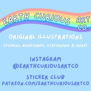 Puede incluir: Un gr&aacute;fico de arco&iacute;ris azul y rosa con el texto "EARTH CURIOUS ART CO." en blanco. Debajo del arco&iacute;ris est&aacute; el texto "ORIGINAL ILLUSTRATIONS" en blanco. El texto "STICKERS, BOOKMARKS, STATIONERY, & MORE!" est&aacute; en blanco debajo del texto anterior. El texto "INSTAGRAM @EARTHCURIOUSARTCO" est&aacute; en azul debajo del texto anterior. El texto "STICKER CLUB PATREON.COM/EARTHCURIOUSARTCO" est&aacute; en azul debajo del texto anterior.