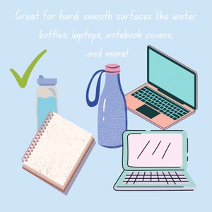 Puede incluir: Una marca de verificaci&oacute;n verde, una botella de agua azul, una libreta blanca con espiral, una botella de agua azul con asa azul, una computadora port&aacute;til rosa y azul, y una computadora port&aacute;til azul claro con pantalla blanca. El texto "Great for hard, smooth surfaces like water bottles, laptops, notebook covers, and more!" est&aacute; escrito en blanco sobre un fondo azul claro.
