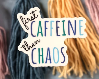 Pegatina de vinilo resistente al agua "Primero cafeína y luego caos" de Earth Curious Art Co. para portátiles, botellas de agua, cuadernos, baristas y profesores de juegos de palabras.