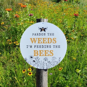 Cartello Bee Garden o Lawn - Perdona le erbacce, sto nutrendo le api - Cartello rotondo bianco in alluminio da 12"