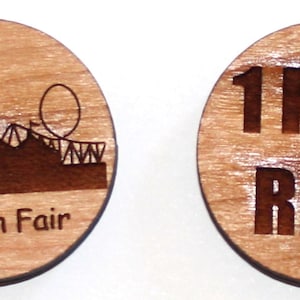 Puede incluir: Una ficha de madera con una silueta de un parque de atracciones en un lado y el texto "1 FREE RIDE" en el otro lado. La ficha es para la Ferron Fair.