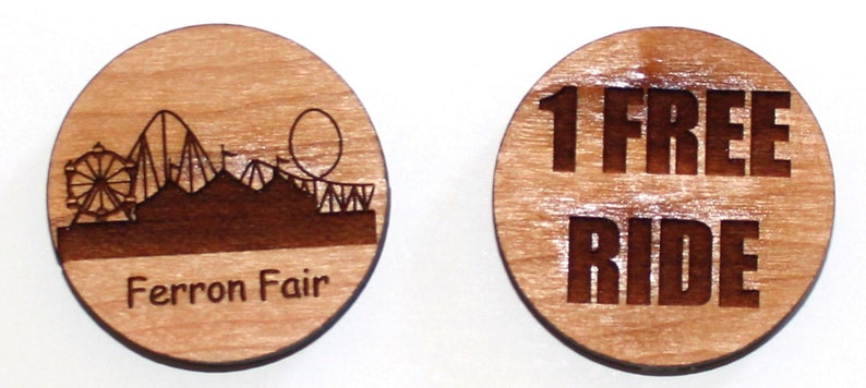 Puede incluir: Una ficha de madera con una silueta de un parque de atracciones en un lado y el texto "1 FREE RIDE" en el otro lado. La ficha es para la Ferron Fair.