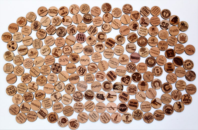 Puede incluir: Una colecci&oacute;n de fichas redondas de madera con varios dise&ntilde;os y textos, incluyendo nombres de negocios, descuentos y promociones. Las fichas est&aacute;n dispuestas en un patr&oacute;n circular sobre un fondo blanco.