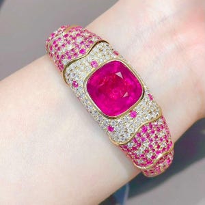 Bracelet manchette tourmaline rubellite rose vif 15 carats taille coussin avec saphirs roses et pavé de diamants - Or jaune 18 carats