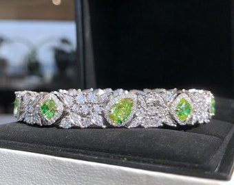 Magnifique bracelet en diamant vert coupe poire 10ct SI et or pur AU750