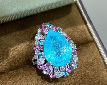 Anel de coquetel com turmalina Paraíba, diamante natural azul neon de 11 quilates em corte pera e gema colorida em ouro 18k.