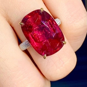 Anillo de turmalina rubelita natural de 9,8 ct – Talla cojín alargada, rojo rosado intenso, solitario minimalista, detalles de diamantes, oro de 18k