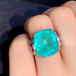 Anillo unisex estilo sello en turmalina Paraiba natural azul neón de 11 quilates, rubí y diamantes naturales, oro blanco de 18 quilates.