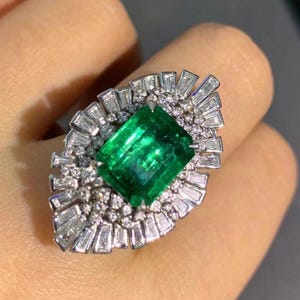 Magnificent 5.1ct natural vivid green Emerald ring with natural white diamonds and 18k gold