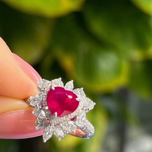 Anel de noivado com rubi sangue de pombo lapidado em coração de 2 quilates, diamantes marquise e ouro branco 18k