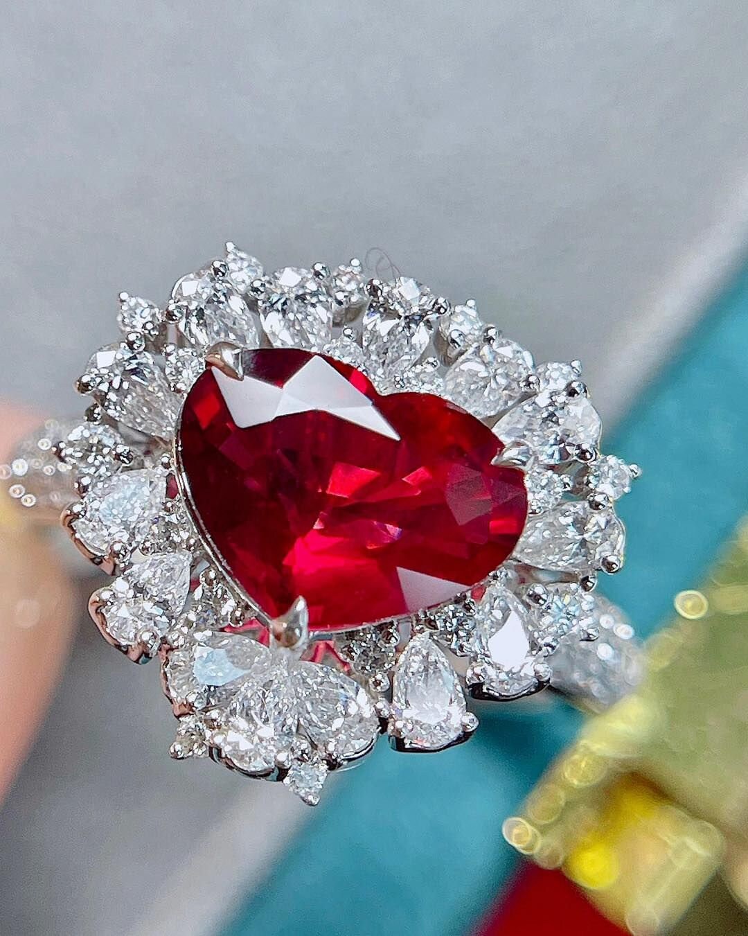 Bague En Or 18 Carats Avec Rubis Et Diamants – Modèle Tank – 11,91 G – Occasion