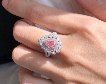 Anillo de compromiso con doble halo – Diamante rosa fantasía de 0,61 ct talla pera – Diamantes pera y brillantes – Certificado GIA – Oro blanco de 18 quilates