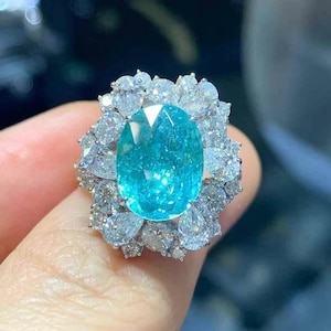 Ring besetzt mit einem großen natürlichen ovalen neonblauen Paraiba-Turmalin von 3ct mit seitlichen Diamanten von 2ct in 750er Weißgold, AIGS-Zertifizierung