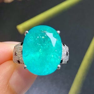 Anillo minimalista en turmalina paraiba natural ovalada, diamante natural azul neón de 10 ct y oro blanco de 18 k.