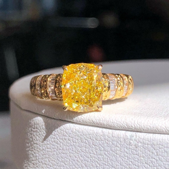 Bague de fiançailles de style moderne jonc épais diamant jaune