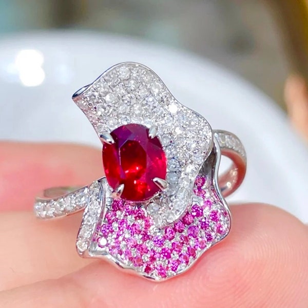 Bague fantaisie forme fleur pavé diamants, saphir roses et rubis naturel rouge 1,05ct Or blanc 18k