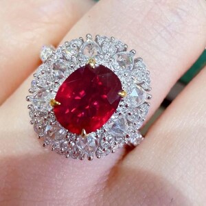 Ehering im Stil der 1950er Jahre mit floralem Halo-Design, Taubenblut-Rubin, 1,06 ct unbehandelter ovaler Mittelstein, 1 ct Diamanten, 1 ct, 18 Karat Gold, AIGS-zertifiziert