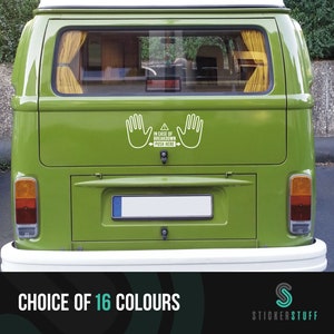 Könnte beinhalten: Ein grüner Vintage-Van mit weißer Stoßstange und einem Aufkleber mit der Aufschrift "IN CASE OF BREAKDOWN PUSH HERE" mit Handgrafiken. Der Text "CHOICE OF 16 COLOURS" steht unten.