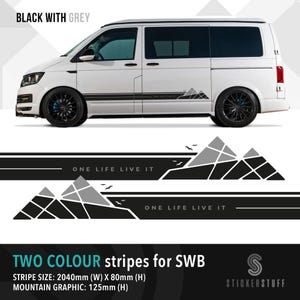 Könnte beinhalten: Weißer Transporter mit schwarzen Rädern und einem schwarz-grauen Berg-Grafik-Streifen. Der Text "ONE LIFE LIVE IT" steht auf dem Streifen. Der Text "TWO COLOUR stripes for SWB" ist ebenfalls enthalten.