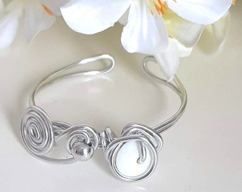 Bracelet cuff women's silver aluminum and white pearl