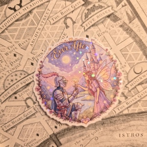 Puede incluir: Una pegatina hologr&aacute;fica circular que muestra a un caballero con armadura plateada arrodillado para ofrecer una flor a un hada con grandes alas. La escena incluye un castillo, una luna llena y un cielo estrellado, con el texto Ever After arriba.