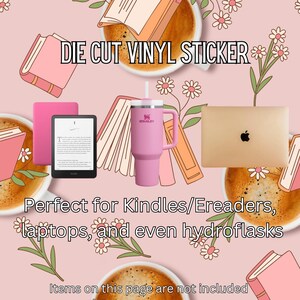 Puede incluir: Una pegatina de vinilo troquelada con un patr&oacute;n de tazas de caf&eacute;, libros abiertos y peque&ntilde;as flores sobre un fondo rosa claro. La imagen incluye el texto DIE CUT VINYL STICKER, Perfect for Kindles/Ereaders, laptops, and even hydroflasks.