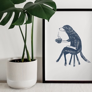 Puede incluir: Una ilustraci&oacute;n en blanco y negro de un perro sentado en un taburete y sosteniendo una taza de caf&eacute;. El perro lleva una camisa azul y tiene una expresi&oacute;n relajada. La ilustraci&oacute;n est&aacute; enmarcada en un marco negro.