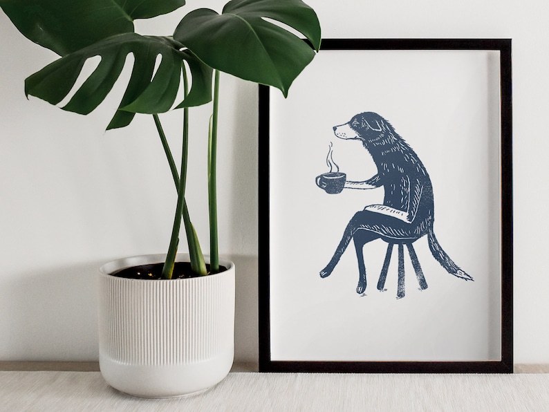 Puede incluir: Una ilustraci&oacute;n en blanco y negro de un perro sentado en un taburete y sosteniendo una taza de caf&eacute;. El perro lleva una camisa azul y tiene una expresi&oacute;n relajada. La ilustraci&oacute;n est&aacute; enmarcada en un marco negro.