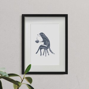 Puede incluir: Una ilustraci&oacute;n en blanco y negro de un perro sentado en una silla y sosteniendo una taza de caf&eacute;. El perro tiene una expresi&oacute;n humana y mira hacia la derecha. La ilustraci&oacute;n est&aacute; enmarcada en un marco negro.