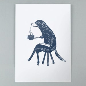 Puede incluir: Una ilustraci&oacute;n azul de un perro sentado en un taburete y sosteniendo una taza de caf&eacute;. El perro mira hacia la derecha y tiene vapor saliendo de la taza.