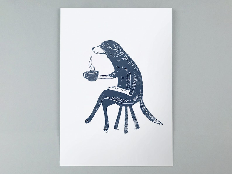 Puede incluir: Una ilustraci&oacute;n azul de un perro sentado en un taburete y sosteniendo una taza de caf&eacute;. El perro mira hacia la derecha y tiene vapor saliendo de la taza.