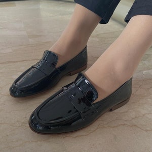 very chic and glamorous patent leather women&#39;s shoes, black loafer for women, genuine leather and sole with very comfortable lining